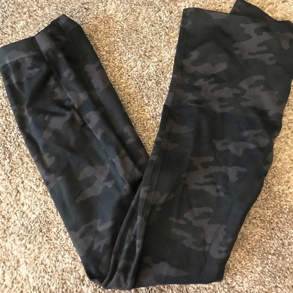 SPANX Other - Spanx camo leggings size XL Evereve